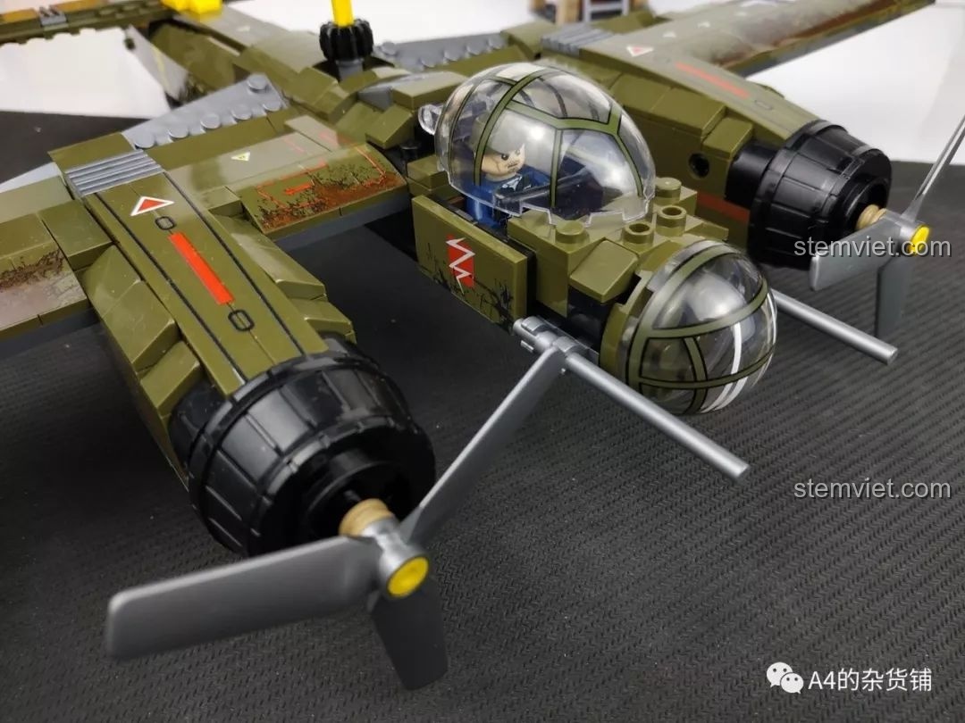 Cận cảnh phần đuôi máy bay ném bom Junkers Ju-88 với càng đáp và các chi tiết in ấn, review SEMBO 101037 Máy bay ném bom Đức Ju-88.