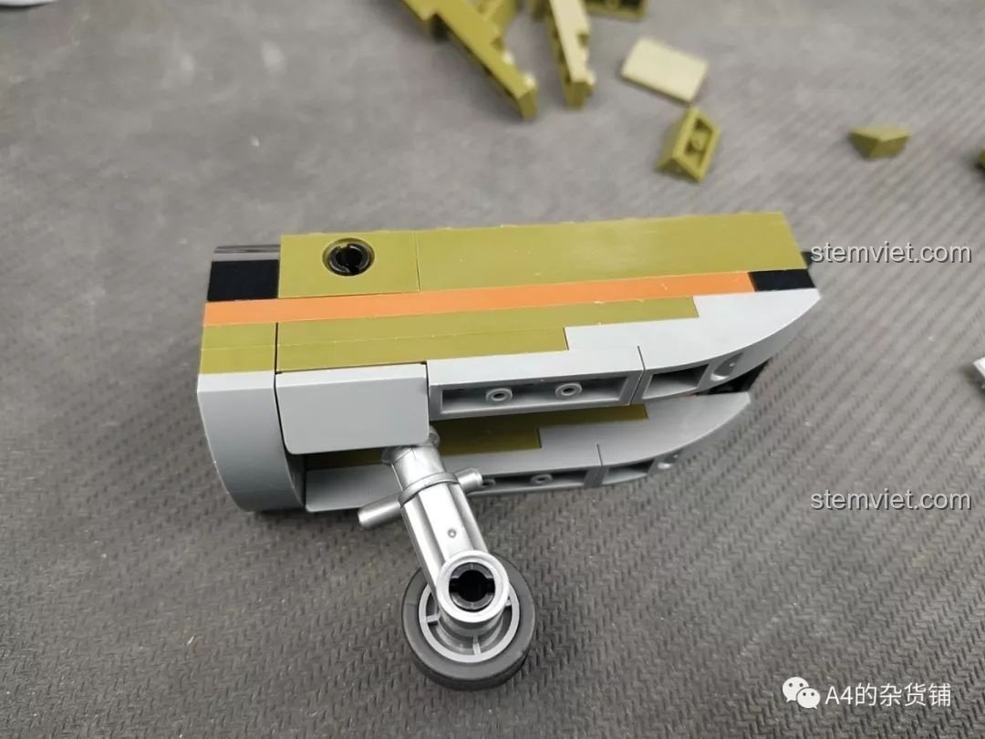 Càng đáp của máy bay ném bom Junkers Ju-88 đã được lắp hoàn chỉnh và có thể thu gọn, review SEMBO 101037 Máy bay ném bom Đức Ju-88.