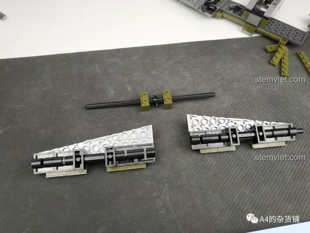 Hai phần cánh phụ của máy bay ném bom Junkers Ju-88 đã được lắp ráp, sẵn sàng gắn vào mô hình, review SEMBO 101037 Máy bay ném bom Đức Ju-88.