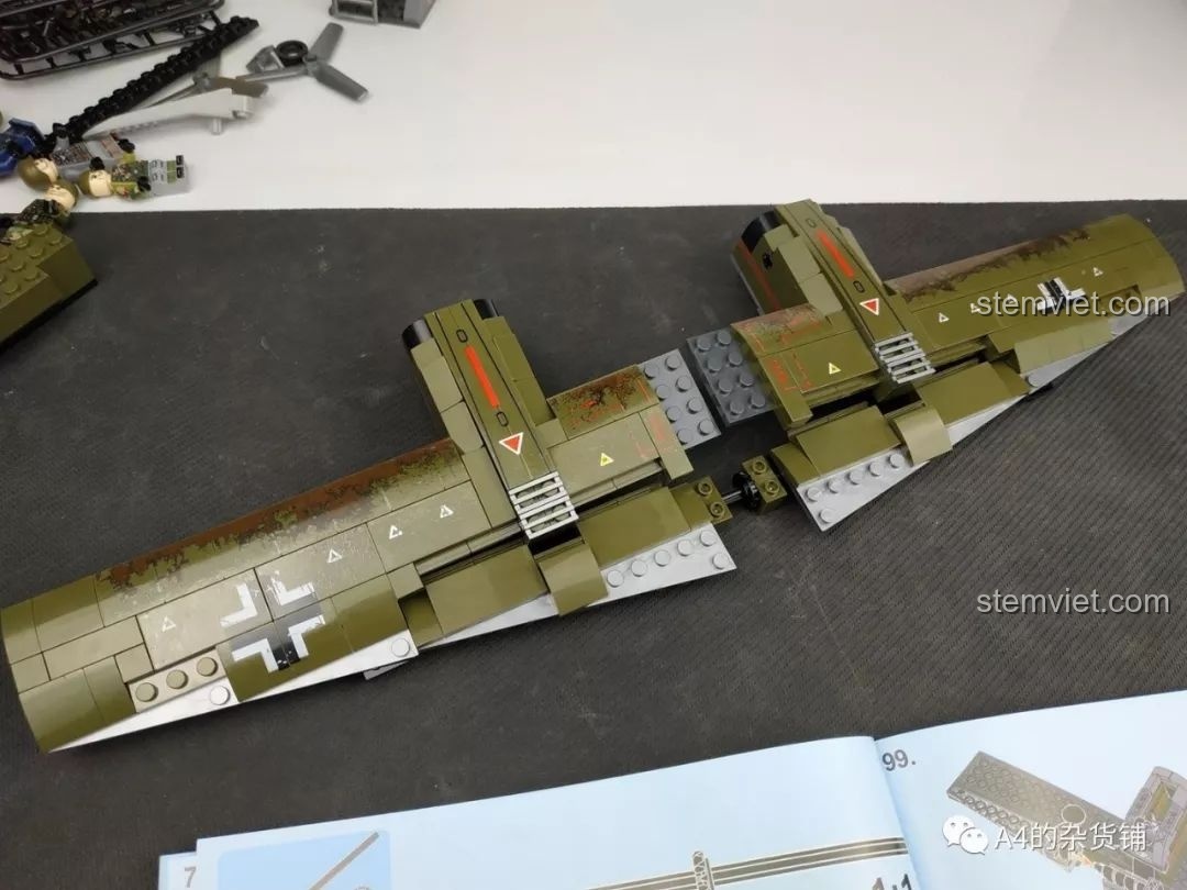 Kết nối hai cánh vào thân máy bay của bộ SEMBO 101037 Máy bay ném bom Junkers Ju-88, review SEMBO 101037 Máy bay ném bom Đức Ju-88.