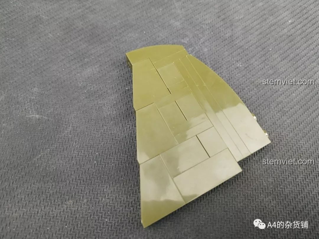 Góc nhìn từ trên xuống của mô hình máy bay ném bom Junkers Ju-88, hiển thị các chi tiết trên thân và cánh, review SEMBO 101037 Máy bay ném bom Đức Ju-88.