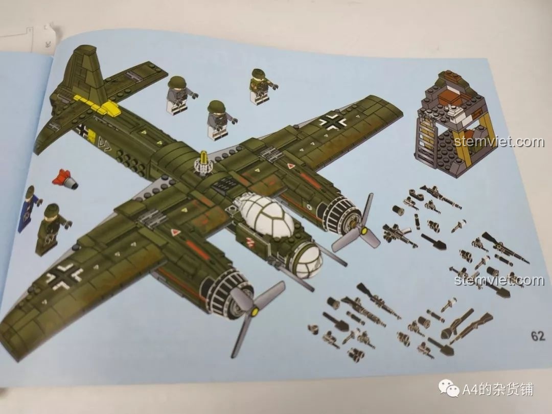 Trang cuối sách hướng dẫn lắp ráp SEMBO 101037 Máy bay ném bom Junkers Ju-88 hiển thị mô hình hoàn chỉnh và các minifigures, review SEMBO 101037 Máy bay ném bom Đức Ju-88.