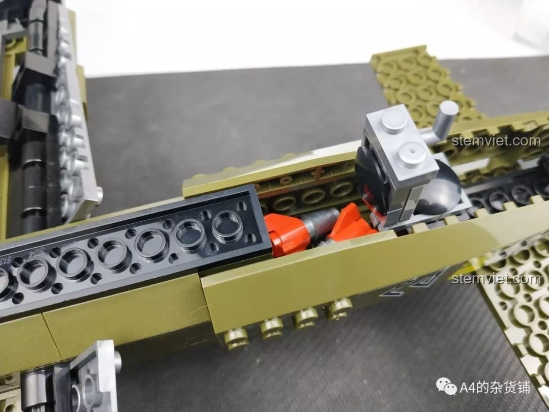 Mô hình máy bay ném bom Junkers Ju-88 của SEMBO 101037 đã hoàn thành, nhìn từ phía trước với càng đáp thu gọn, review SEMBO 101037 Máy bay ném bom Đức Ju-88.