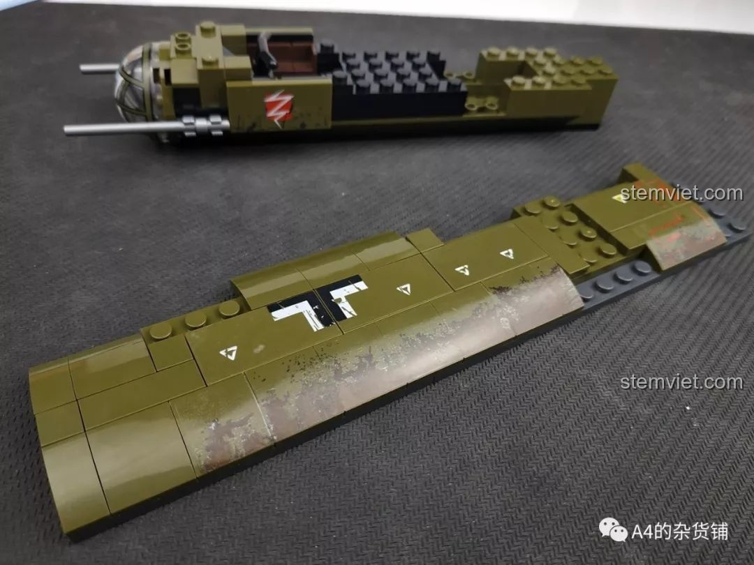 Kết nối phần thân và cánh máy bay của bộ SEMBO 101037 Máy bay ném bom Junkers Ju-88, mô hình dần hoàn thiện, review SEMBO 101037 Máy bay ném bom Đức Ju-88.