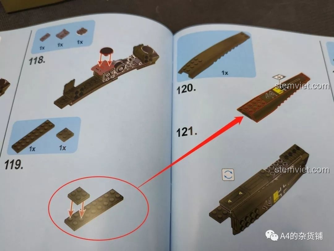 Cận cảnh khoang chứa bom ẩn của máy bay ném bom Junkers Ju-88, với các quả bom nhỏ màu đỏ bên trong, review SEMBO 101037 Máy bay ném bom Đức Ju-88.