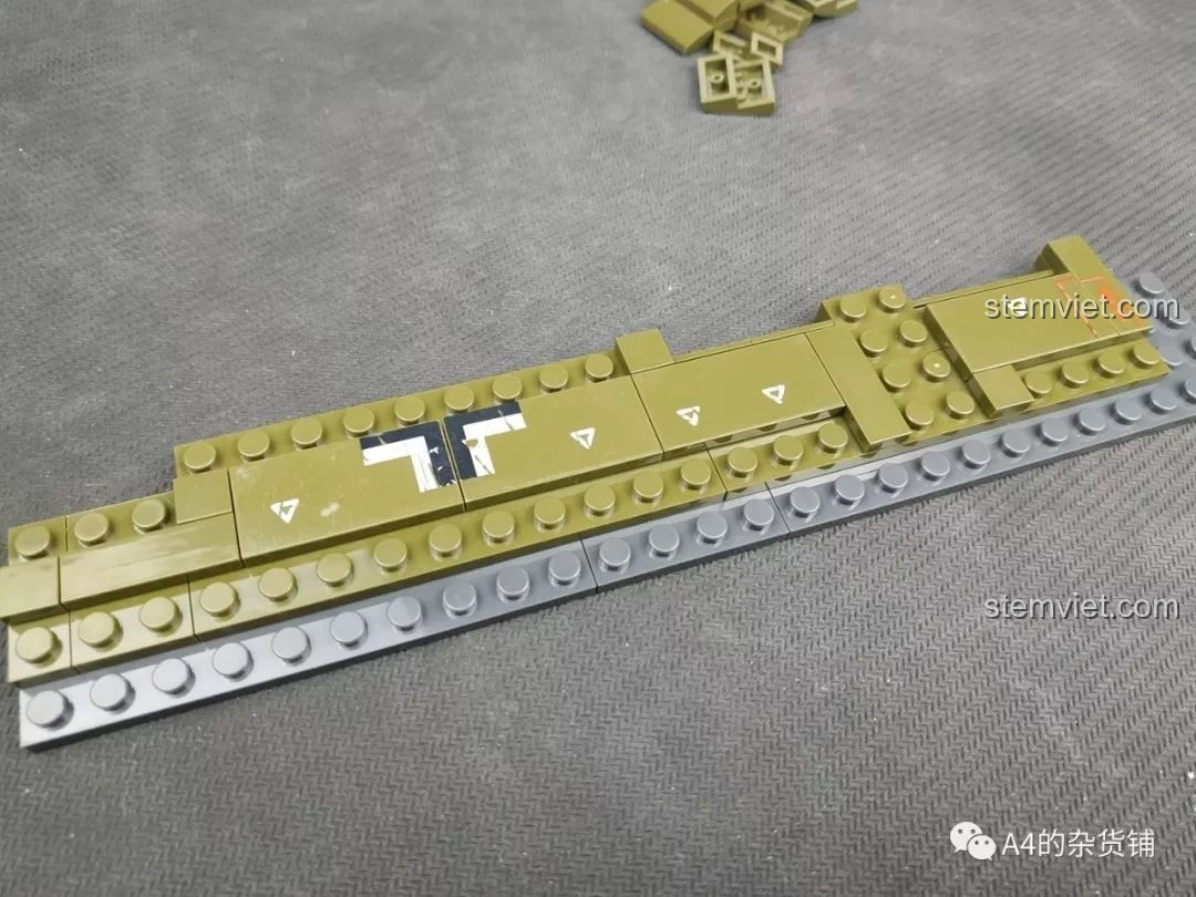 Một nửa cánh máy bay của bộ SEMBO 101037 Máy bay ném bom Junkers Ju-88 đang được lắp ráp, với các chi tiết sticker, review SEMBO 101037 Máy bay ném bom Đức Ju-88.