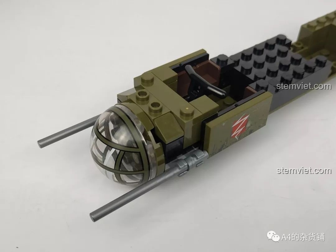 Phần mũi và buồng lái của máy bay ném bom Junkers Ju-88 đang được lắp ráp, cho thấy chi tiết vòm kính, review SEMBO 101037 Máy bay ném bom Đức Ju-88.