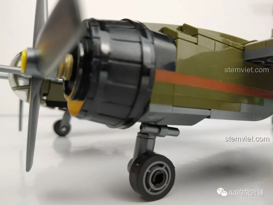 Mặt sau hộp đồ chơi lắp ráp SEMBO 101037 Máy bay ném bom Junkers Ju-88 hiển thị các tính năng động của mô hình, review SEMBO 101037 Máy bay ném bom Đức Ju-88.