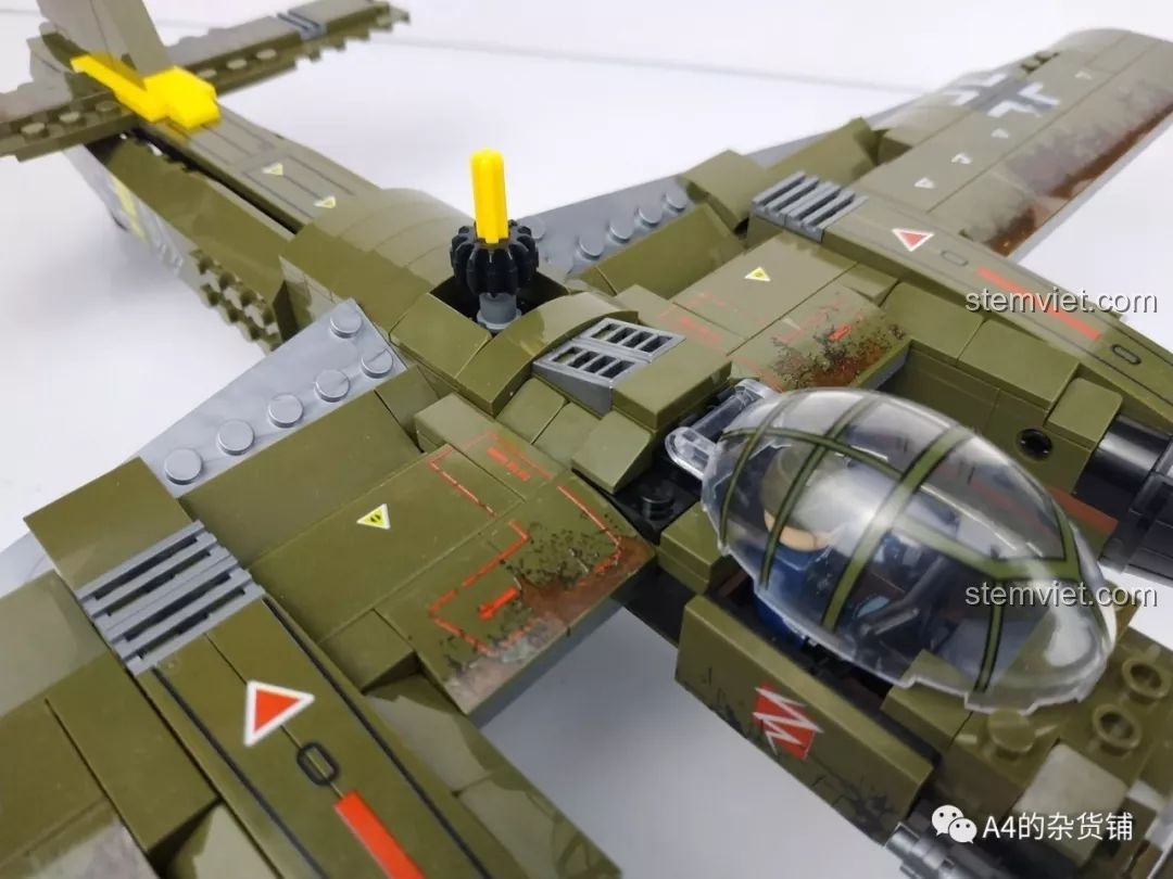 Mặt sau hộp đồ chơi lắp ráp SEMBO 101037 Máy bay ném bom Junkers Ju-88 hiển thị các tính năng động của mô hình, review SEMBO 101037 Máy bay ném bom Đức Ju-88.