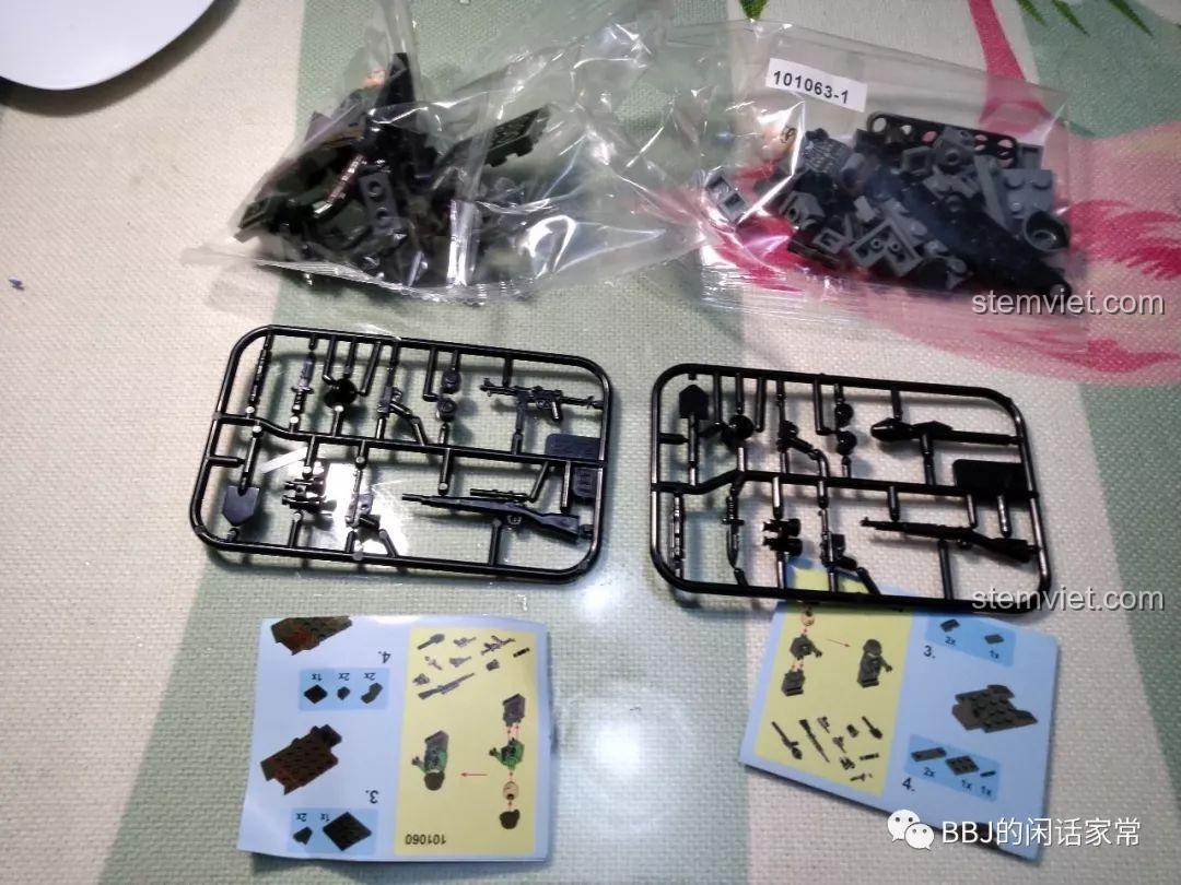 Minifigure lính xe tăng Anh đi kèm trong bộ xếp hình SEMBO 101055 Xe tăng công binh Anh Quốc.