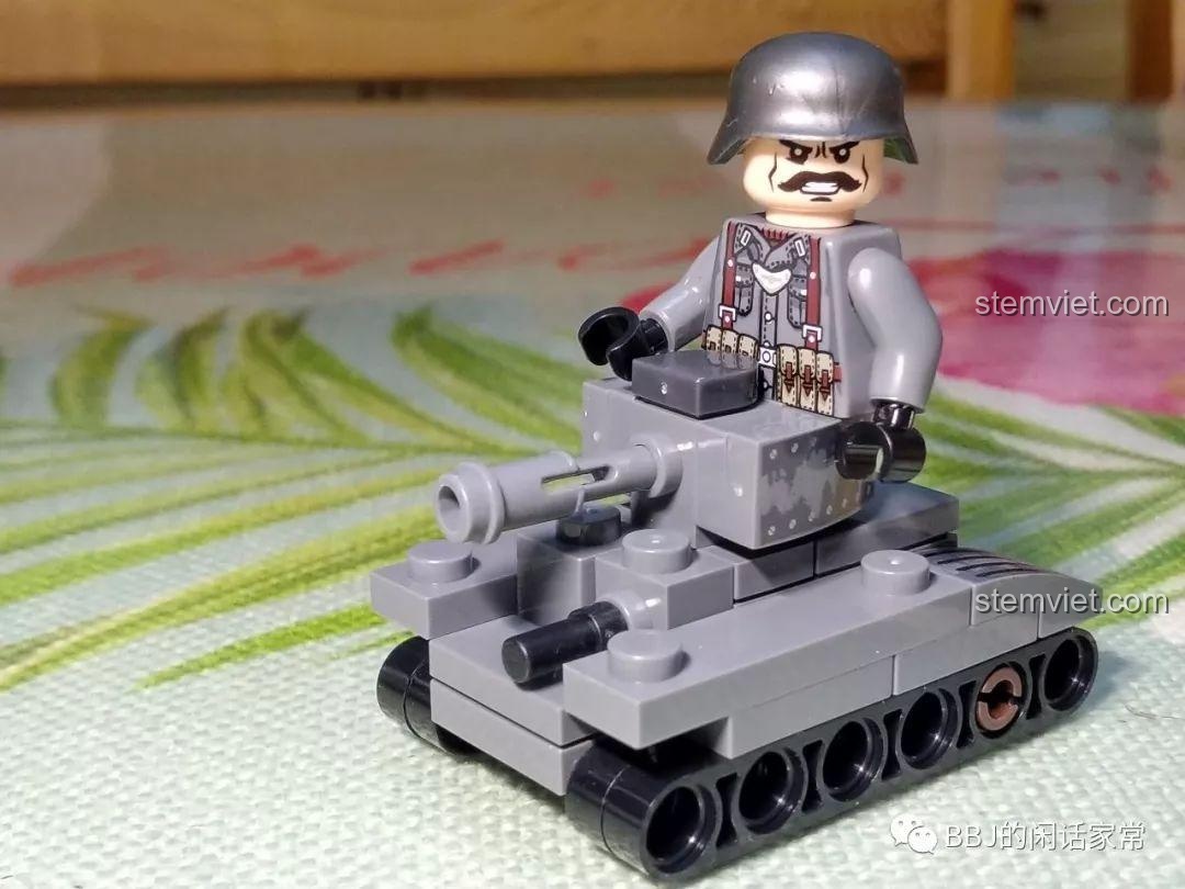 Chi tiết tháp pháo của xe tăng Panzer 38(t) SEMBO 101063 với miếng ghép in chữ '38T' độc đáo.