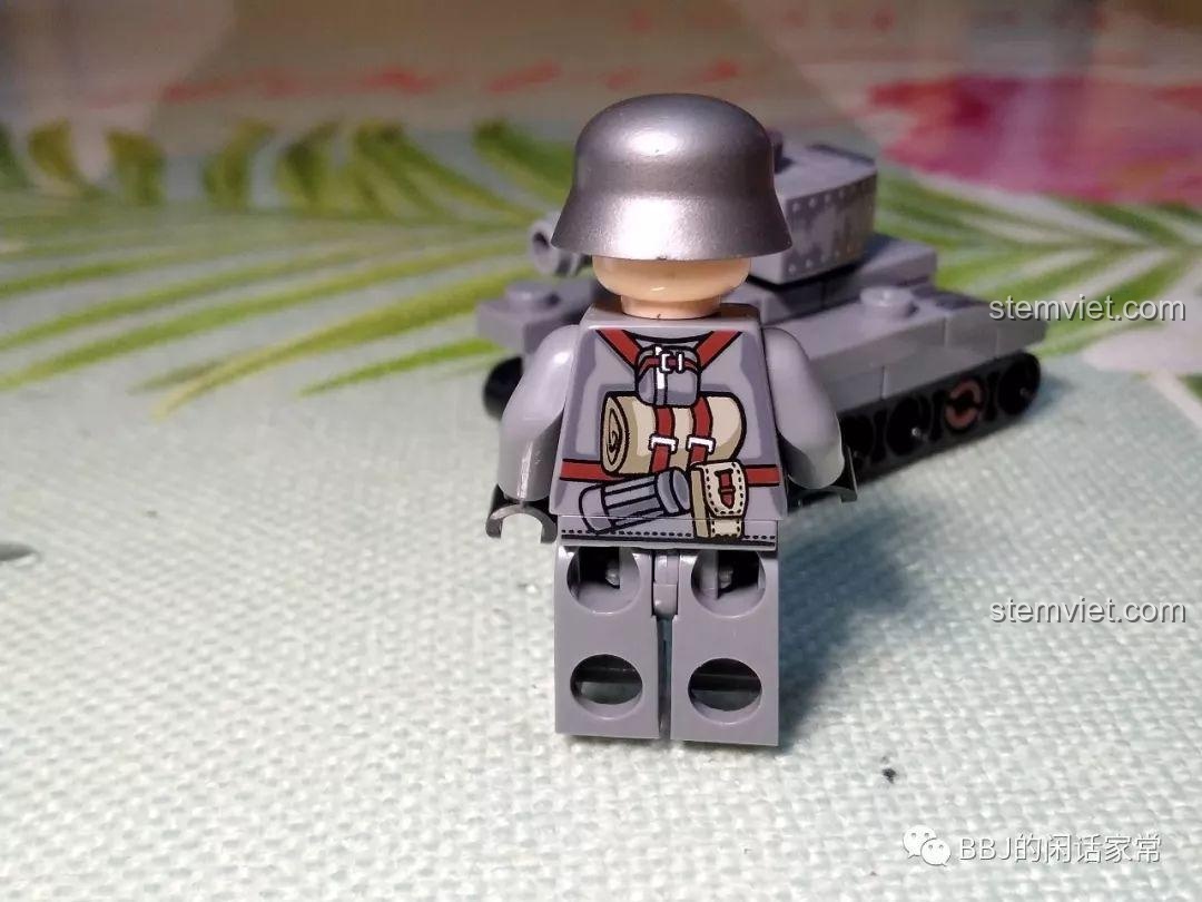 Mô hình lính xe tăng Đức trong bộ đồ chơi SEMBO 101063 với bộ quân phục màu xám và mũ sắt đặc trưng.
