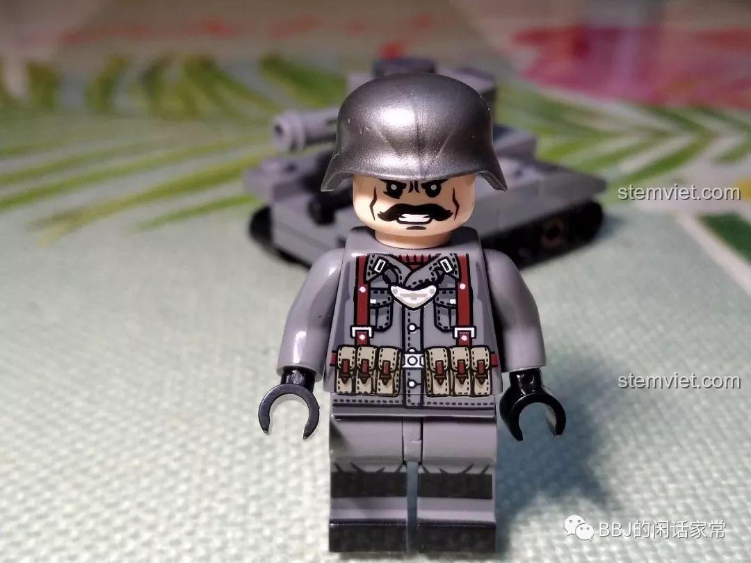 Bên trong hộp đồ chơi SEMBO 101063: các túi chi tiết, vỉ vũ khí và giấy hướng dẫn lắp ráp chi tiết.