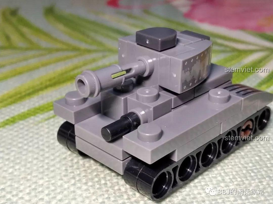 Mặt sau của minifigure lính Đức trong bộ SEMBO 101063, có in hình ba lô và trang bị.