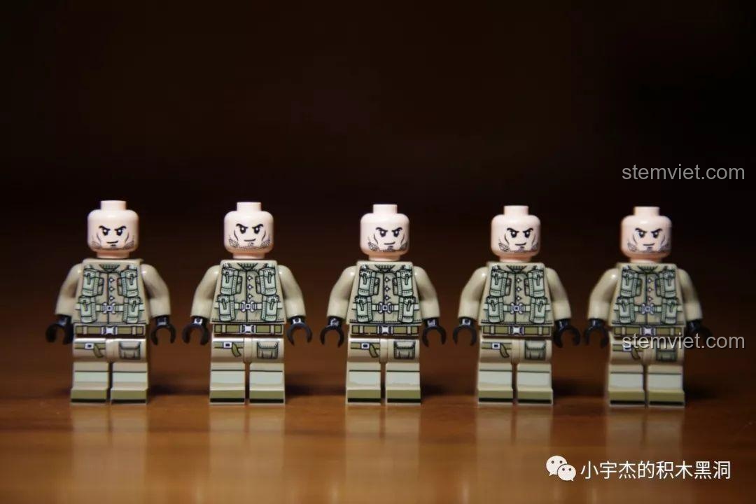 Năm minifigure lính Anh trong bộ SEMBO 101113 Đế Chế Thép không đội mũ, lộ rõ biểu cảm khuôn mặt được in sắc nét.