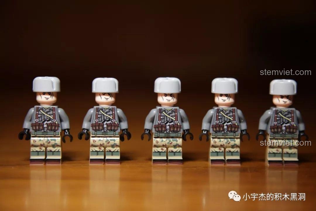 Minifigure lính Đức rằn ri đội mũ vải, một chi tiết độc đáo trong bộ SEMBO 101113.