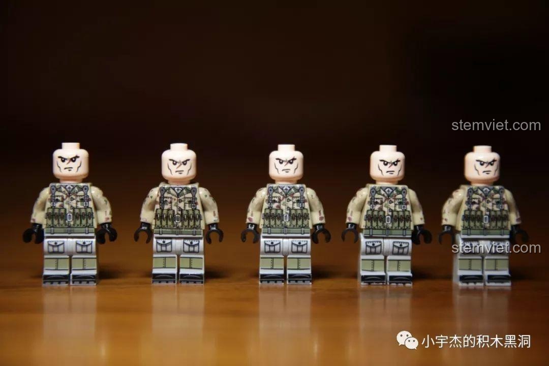 Minifigure lính Đức với quân phục rằn ri sa mạc, một phần của bộ SEMBO 101113.