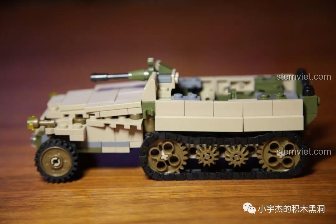 Góc nhìn từ bên hông của xe bán xích SEMBO 101113, cho thấy chi tiết hệ thống bánh xích.