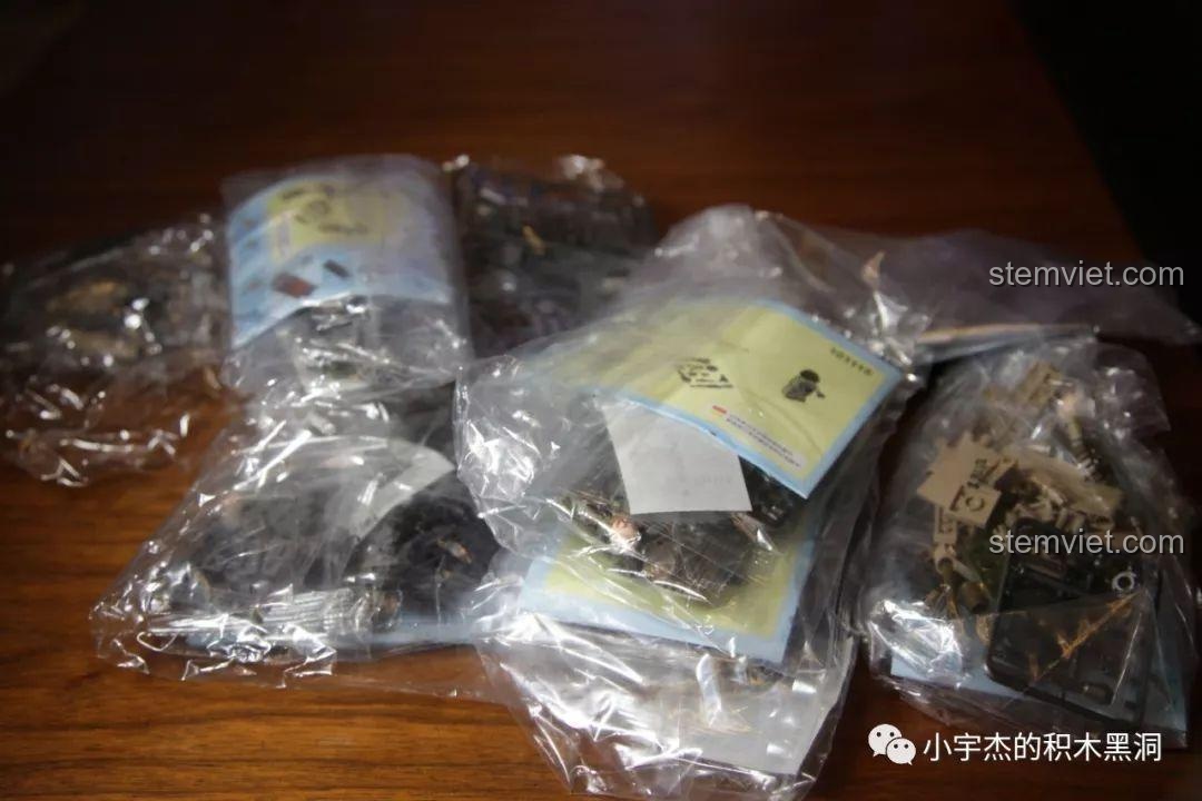 Các túi chi tiết bên trong bao bì của bộ đồ chơi SEMBO 101117.