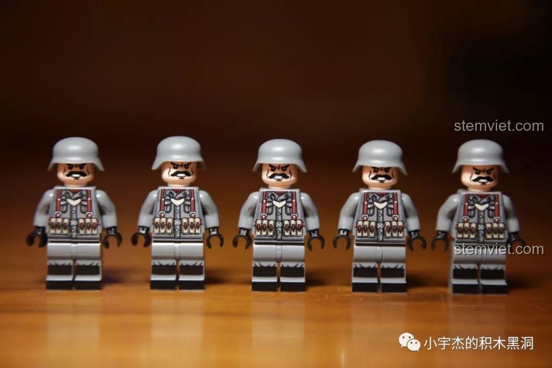 Các minifigures lính Đức đội mũ sắt trong bộ lắp ráp SEMBO 101117, đồ chơi hấp dẫn cho con trai.
