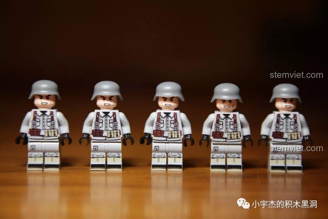 Các minifigures lính Đức đội mũ sắt, sẵn sàng cho trận chiến trong bộ đồ chơi SEMBO 101117.