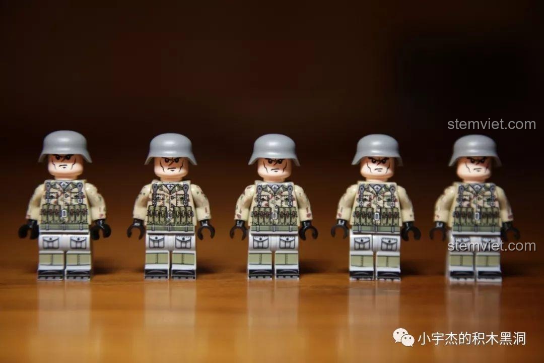 Các minifigures lính Đức đội mũ sắt, một phần của bộ lắp ráp Xe tăng Đế Chế Thép SEMBO.