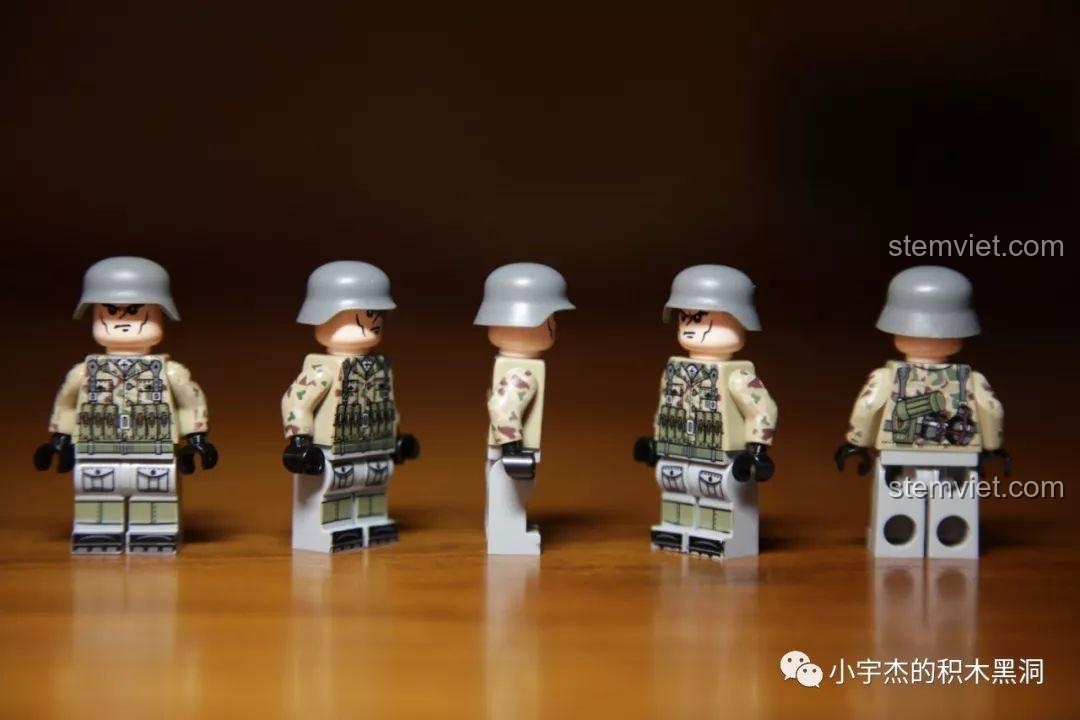 Toàn cảnh các minifigures lính Đức quân phục rằn ri từ nhiều góc độ, thuộc bộ SEMBO 101117.