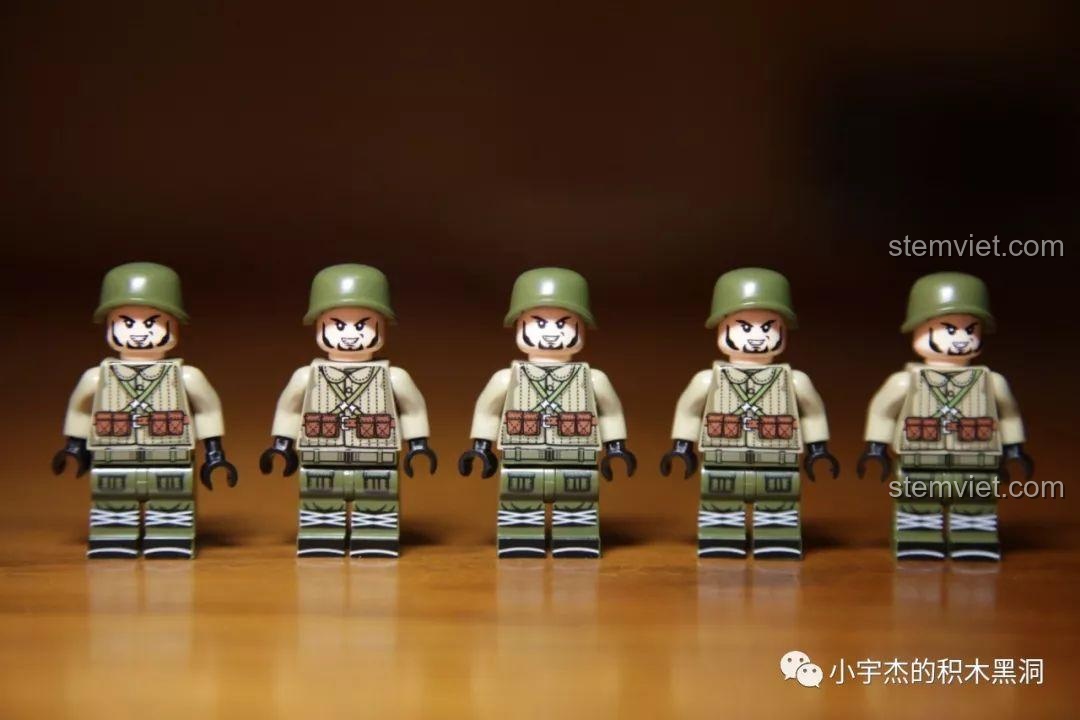 Các minifigures lính Liên Xô đội mũ sắt, sẵn sàng cho trận chiến trong bộ đồ chơi SEMBO 101117.