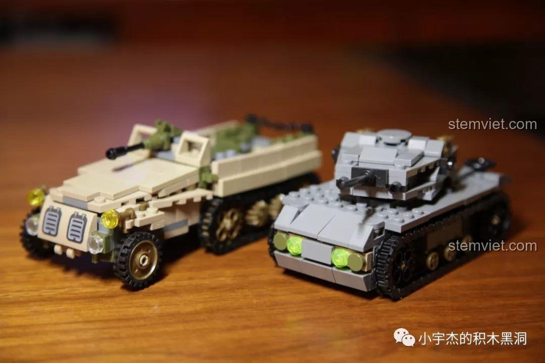 Hai mô hình xe tăng và xe bán xích sau khi hợp thể từ 8 bộ nhỏ SEMBO 101117.
