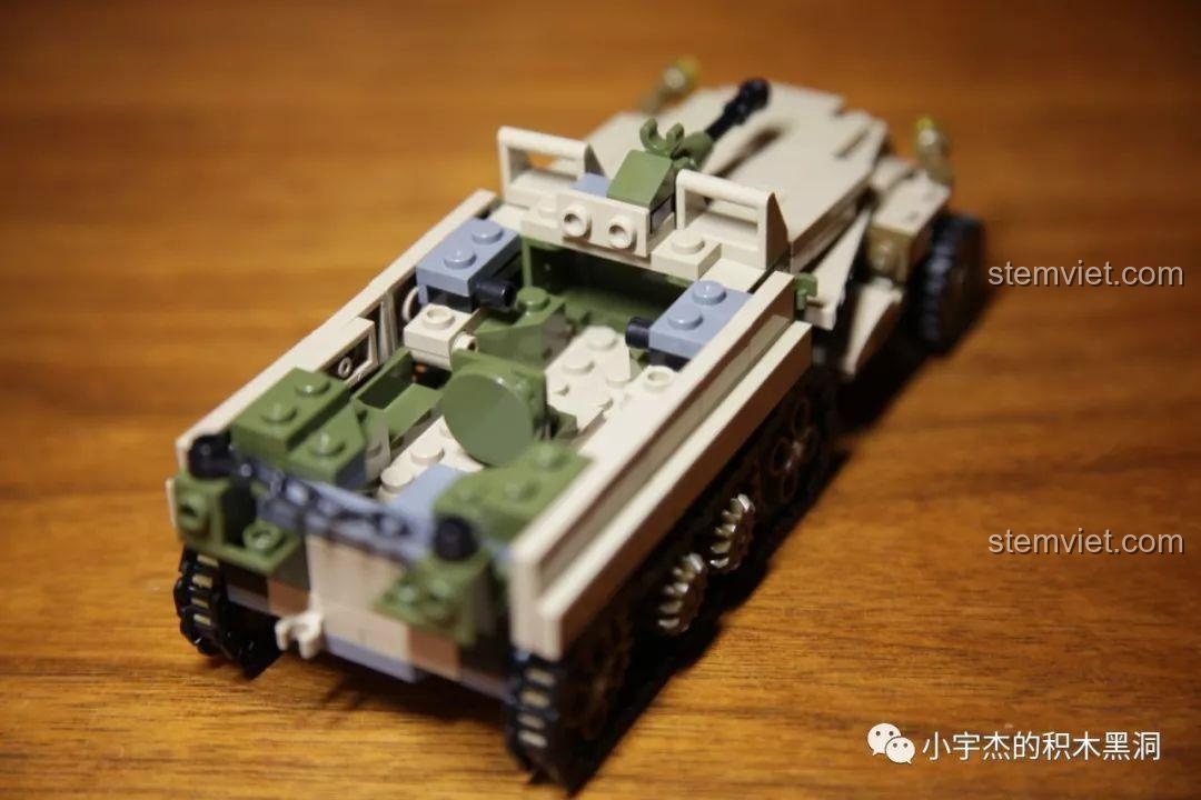 Góc nhìn từ trên xuống của khoang xe bán xích SEMBO 101117.