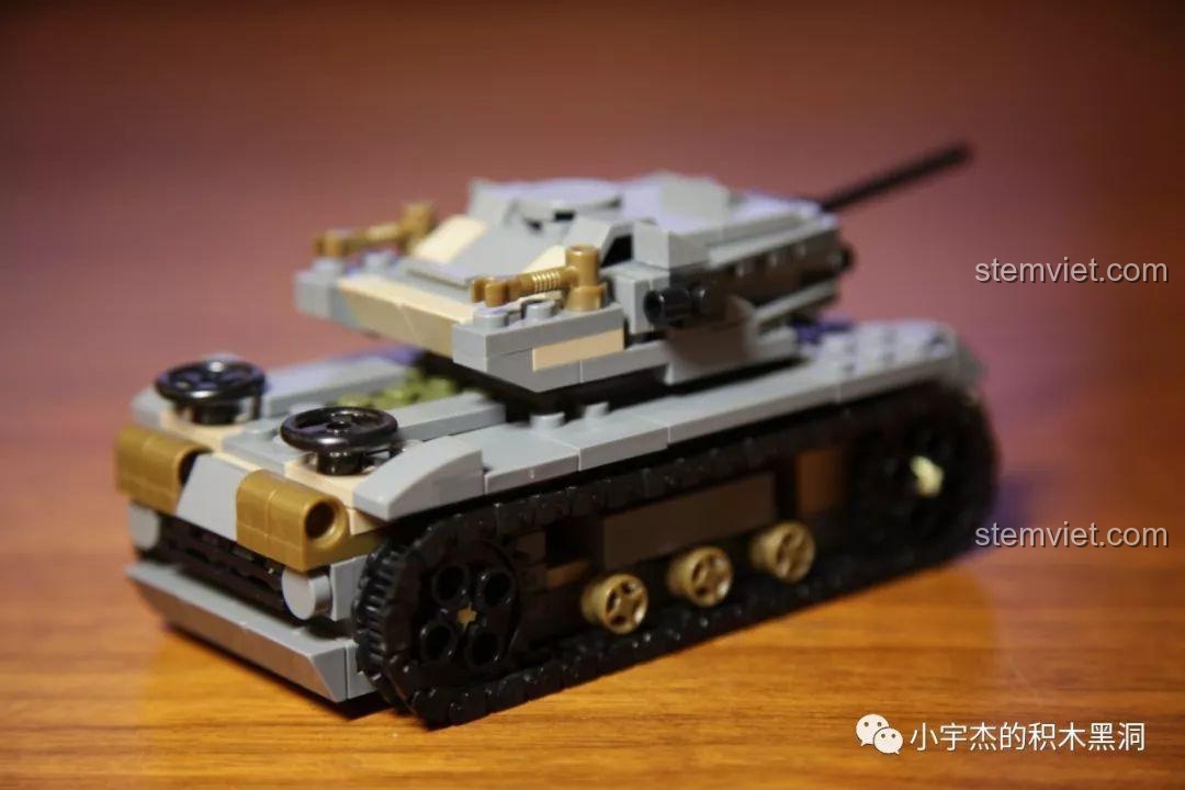 Góc nhìn khác của mô hình xe tăng từ bộ đồ chơi SEMBO 101117.