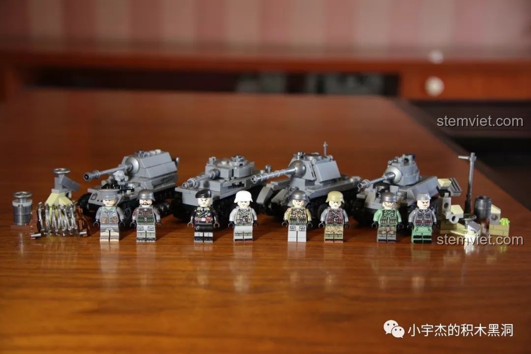 Bốn mô hình xe tăng Elephant, Tiger I, Jagdtiger, King Tiger từ bộ lắp ráp Sembo 101213 đã hoàn thành, xếp cạnh nhau, tạo nên một bộ sưu tập ấn tượng.