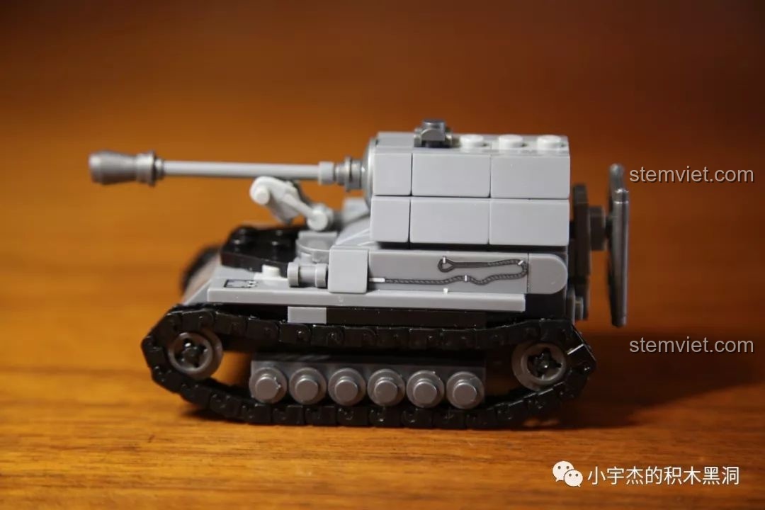 Mô hình xe tăng Elephant Sembo 101213 đã hoàn thành, nhìn từ góc nghiêng, thể hiện rõ các chi tiết của thân xe và nòng pháo.