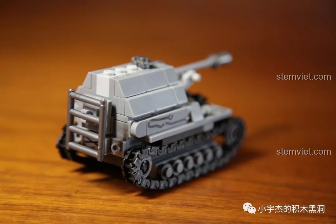 Mặt sau của mô hình xe tăng Elephant Sembo 101213 đã hoàn thành, cho thấy các chi tiết ống xả và giáp sau.