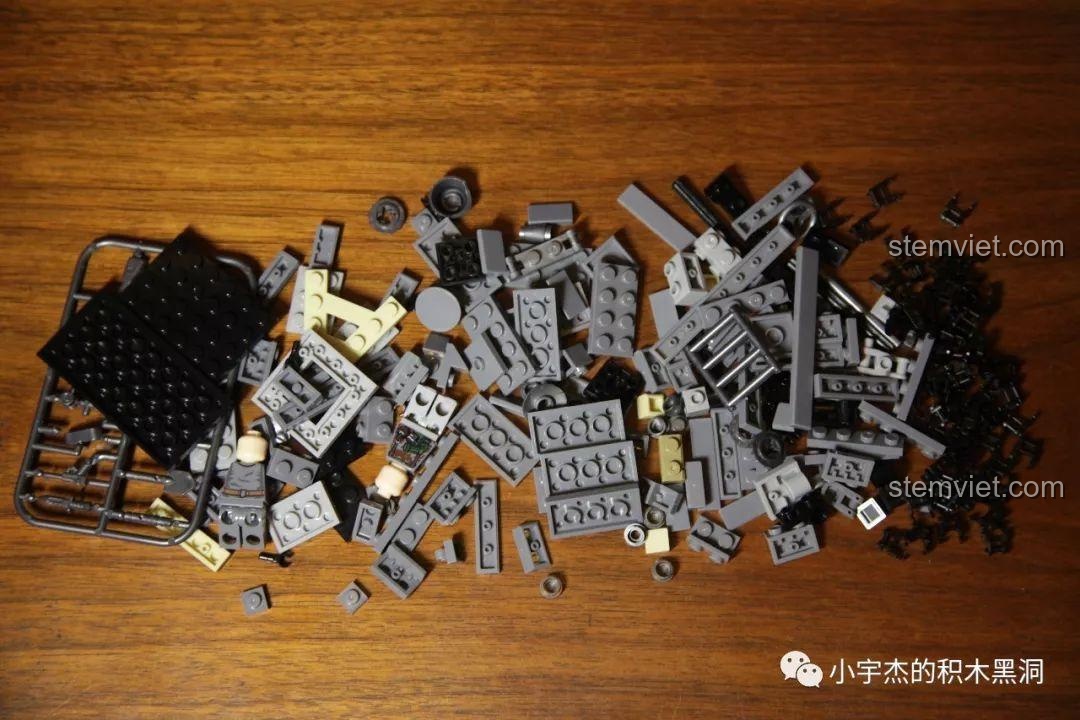 Các mảnh ghép của xe tăng Elephant Sembo 101213 được đổ ra, cho thấy sự đa dạng về hình dạng và kích thước, đảm bảo trải nghiệm lắp ráp thú vị.