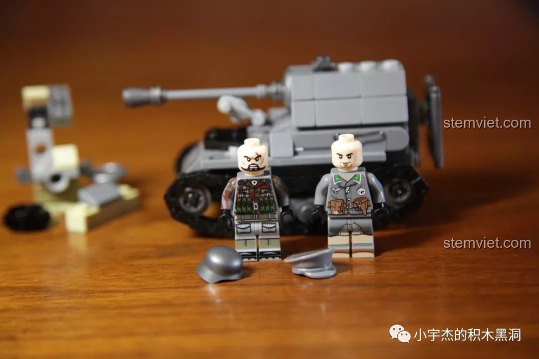 Cận cảnh hai minifigure lính Đức từ bộ lắp ráp xe tăng Elephant Sembo 101213, với trang phục và biểu cảm được in ấn tỉ mỉ, tăng giá trị sưu tầm.