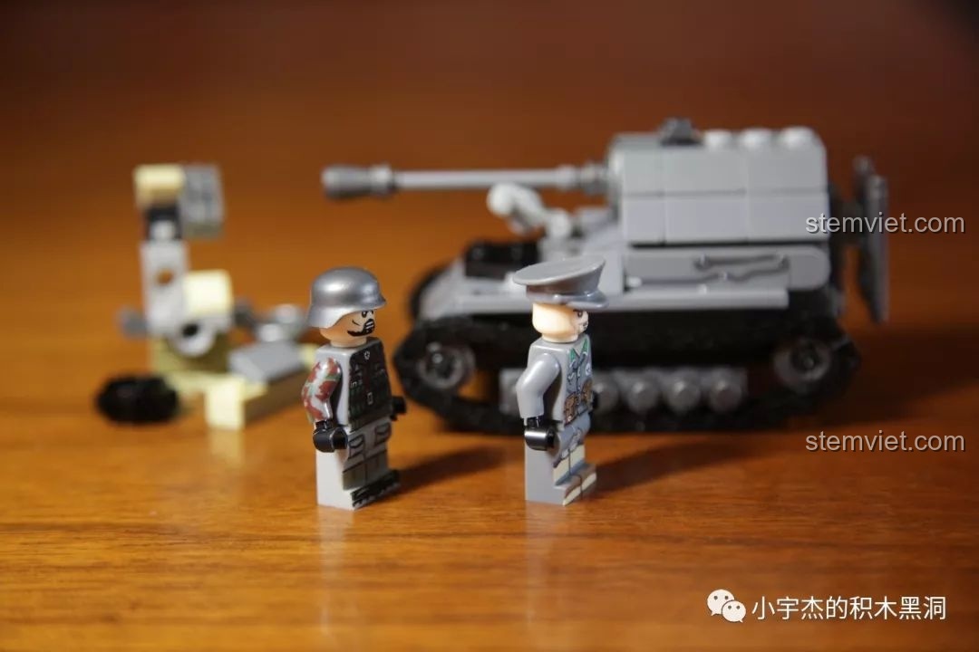 Góc nhìn nghiêng của hai minifigure lính Đức từ bộ lắp ráp xe tăng Elephant Sembo 101213, cho thấy thiết kế mũ và trang bị đặc trưng.