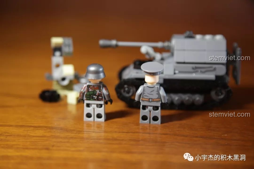 Mặt sau của hai minifigure lính Đức từ bộ lắp ráp xe tăng Elephant Sembo 101213, hiển thị các chi tiết in ấn ở lưng và phụ kiện.