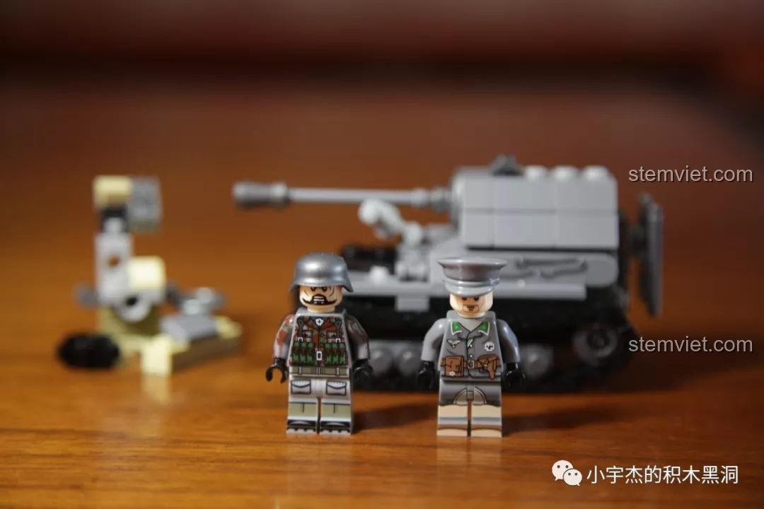 Hai minifigure lính Đức và mô hình xe tăng Elephant Sembo 101213 đã hoàn thành, thể hiện sự sống động và chi tiết của bộ đồ chơi.