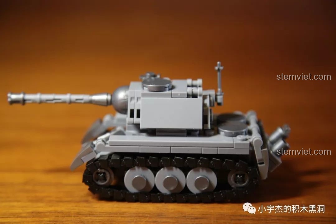 Mô hình xe tăng Jagdtiger Sembo 101213 đã hoàn thành, nhìn từ góc nghiêng, thể hiện rõ các chi tiết của thân xe và nòng pháo.