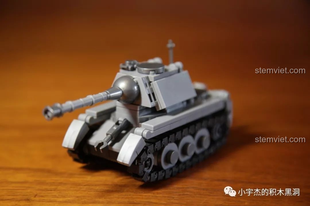 Mô hình xe tăng Jagdtiger Sembo 101213 đã hoàn thành, nhìn từ góc 3/4 phía trước, nổi bật với nòng pháo và tháp pháo xoay.
