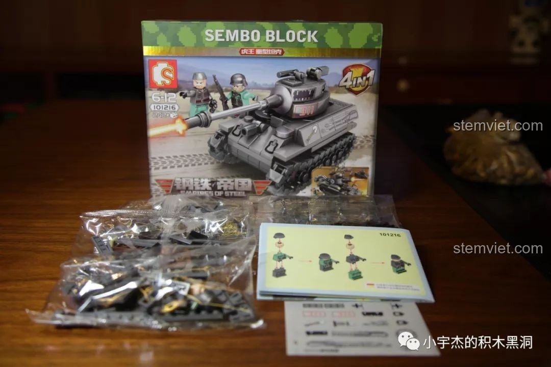 Mô hình xe tăng Jagdtiger Sembo 101213 đã hoàn thành, nhìn từ phía trước với tháp pháo cao, thể hiện thiết kế đặc trưng của xe tăng.