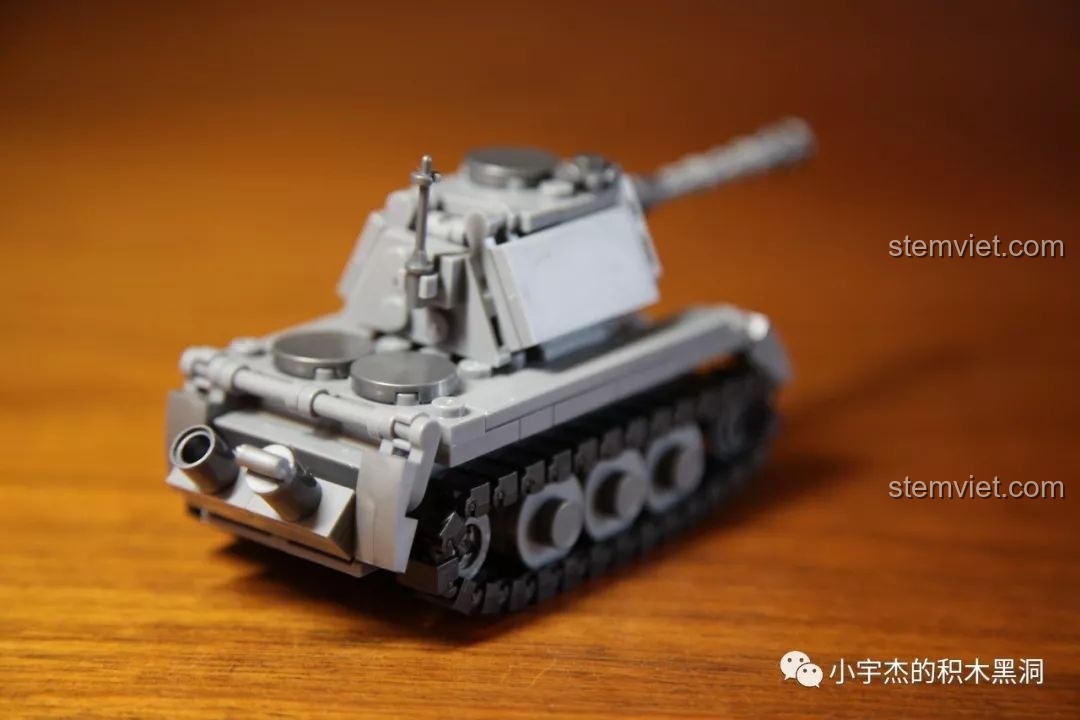 Mô hình xe tăng Jagdtiger Sembo 101213 đã hoàn thành, nhìn từ phía trước với tháp pháo thấp, thể hiện thiết kế đặc trưng của xe tăng.