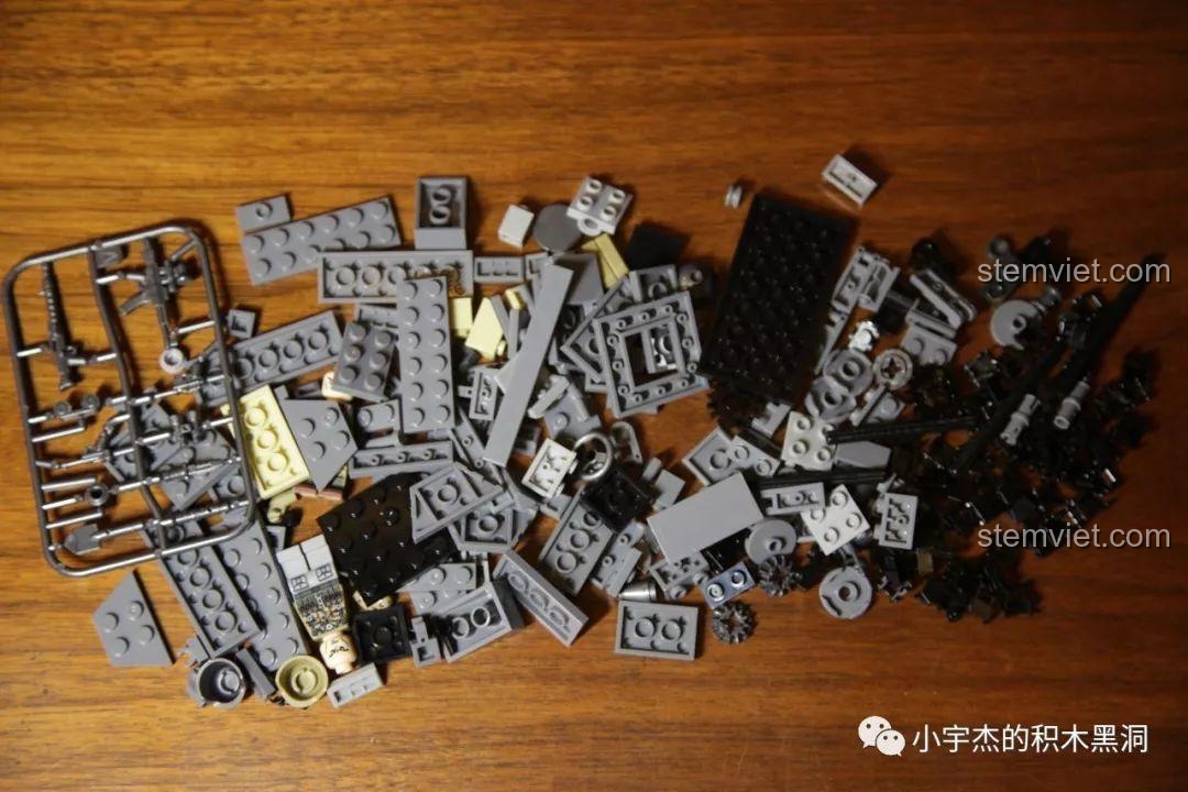 Các mảnh ghép của xe tăng Jagdtiger Sembo 101213 được đổ ra, cho thấy sự đa dạng về hình dạng và kích thước, đảm bảo trải nghiệm lắp ráp thú vị.