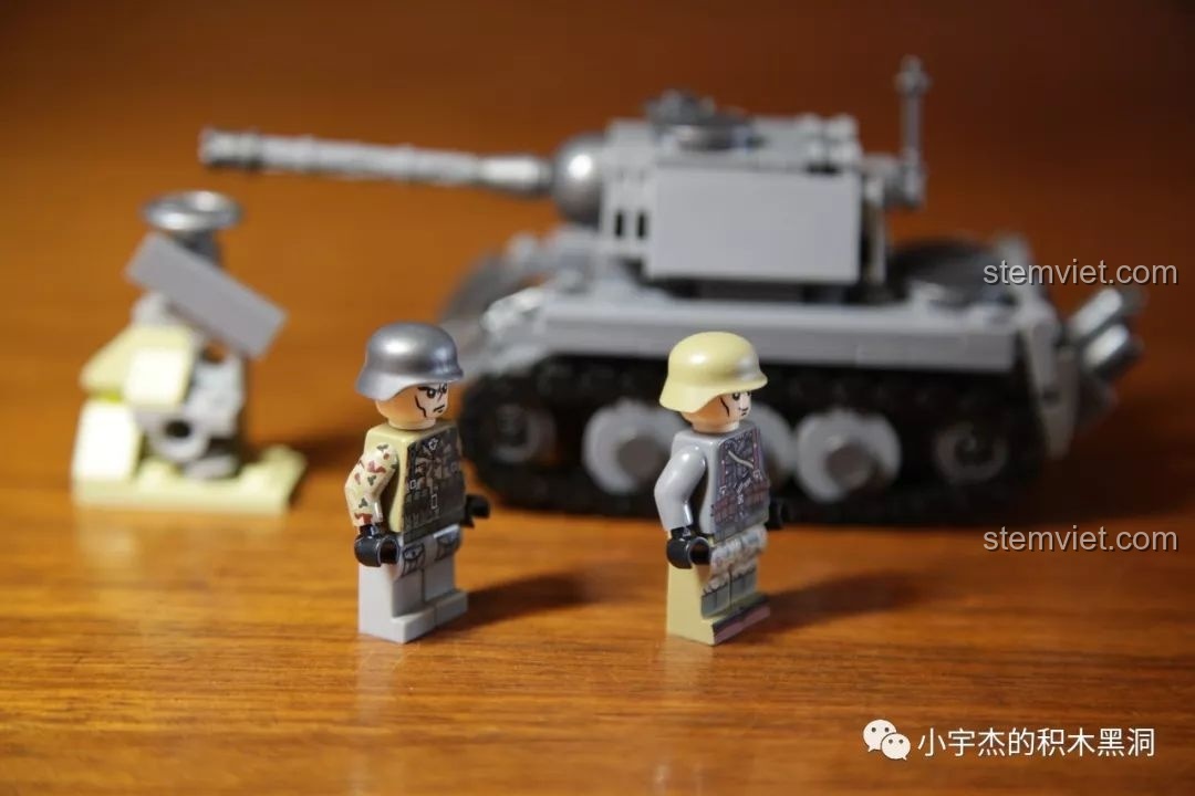 Góc nhìn nghiêng của hai minifigure lính Đức từ bộ lắp ráp xe tăng Jagdtiger Sembo 101213, cho thấy thiết kế mũ và trang bị đặc trưng.