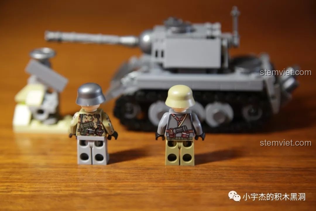 Mặt sau của hai minifigure lính Đức từ bộ lắp ráp xe tăng Jagdtiger Sembo 101213, hiển thị các chi tiết in ấn ở lưng và phụ kiện.