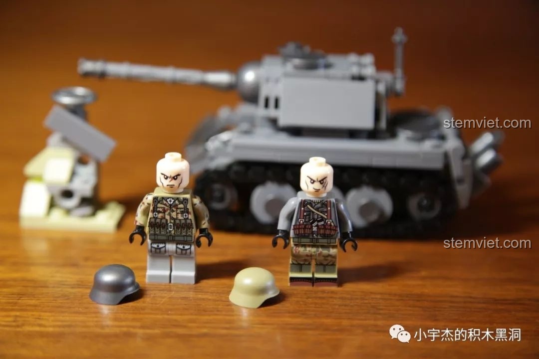 Cận cảnh hai minifigure lính Đức từ bộ lắp ráp xe tăng Jagdtiger Sembo 101213, với trang phục và biểu cảm được in ấn tỉ mỉ, tăng giá trị sưu tầm.
