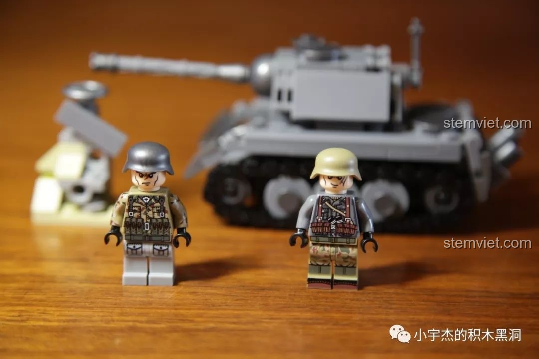 Hai minifigure lính Đức và mô hình xe tăng Jagdtiger Sembo 101213 đã hoàn thành, thể hiện sự sống động và chi tiết của bộ đồ chơi.