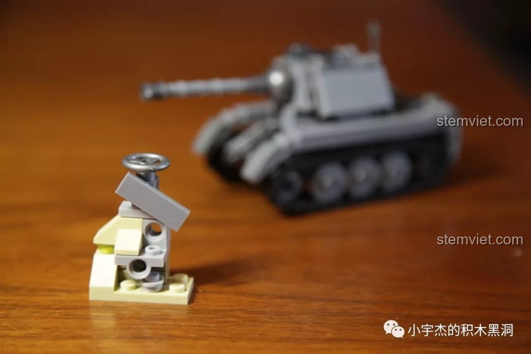 Phụ kiện nhỏ đi kèm xe tăng Jagdtiger Sembo 101213, một chi tiết bổ sung thú vị cho cảnh quan mô hình.
