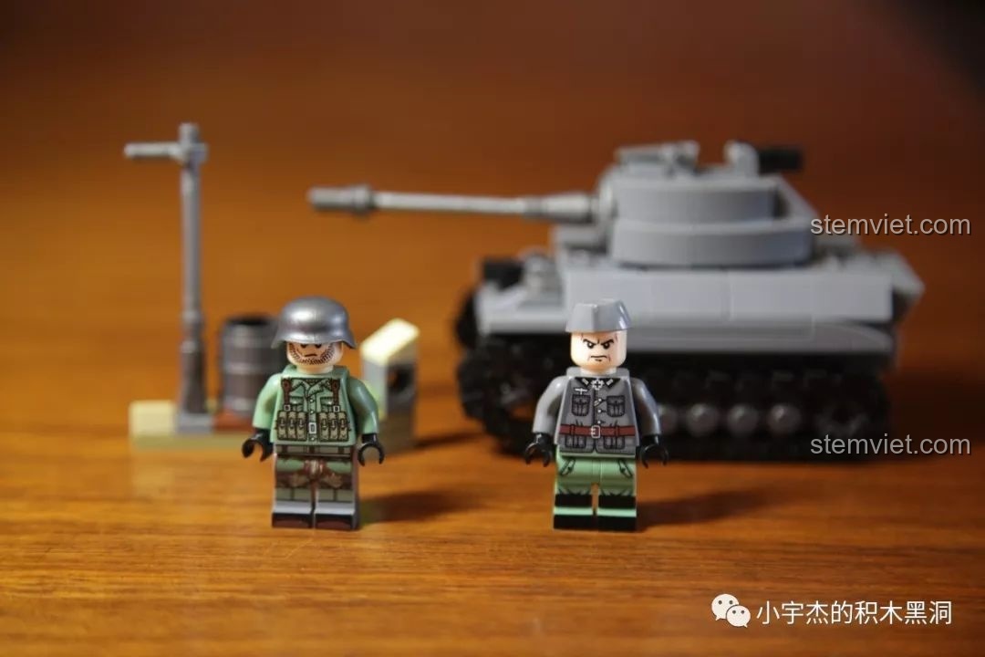 Tấm decal của xe tăng King Tiger Sembo 101213 với các chi tiết in sắc nét, giúp tăng tính chân thực cho mô hình sau khi hoàn thành.